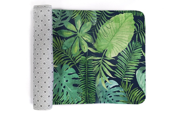 Alfombra Hojas tropicales verdes sobre fondo oscuro