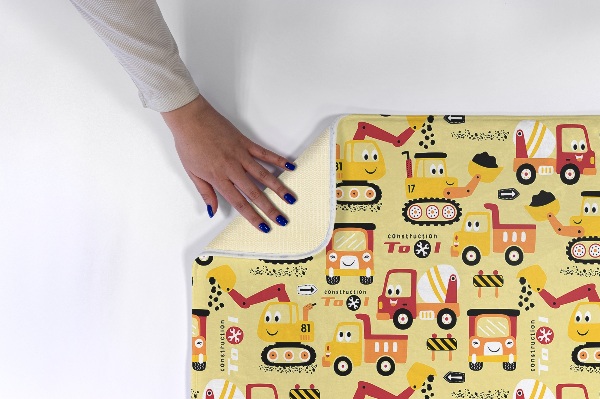 Alfombra infantil Vehículos de construcción de colores sobre fondo amarillo