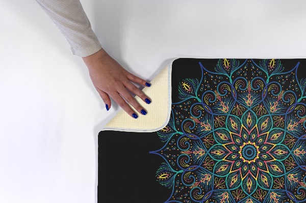 Alfombra Mandala de colores sobre fondo negro