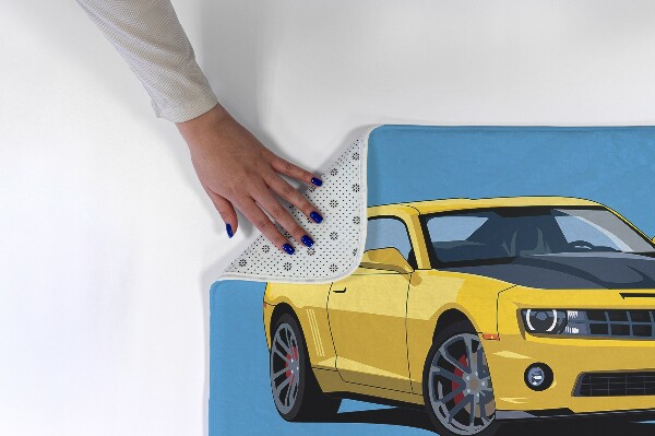 Alfombra infantil Coche deportivo amarillo sobre fondo azul