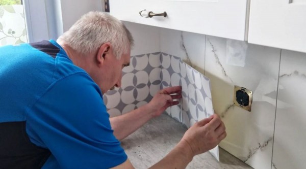 Renueva tu espacio: consejos fáciles sobre cómo cubrir baldosas antiguas en la pared